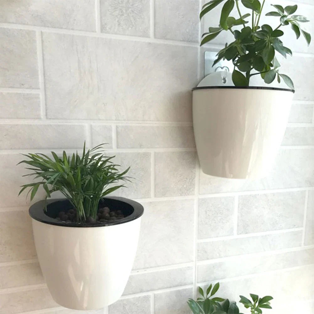 Moderne witte hangende plantenbak met zelfirrigatie voor binnen en buiten, ruimtebesparend en decoratief.
