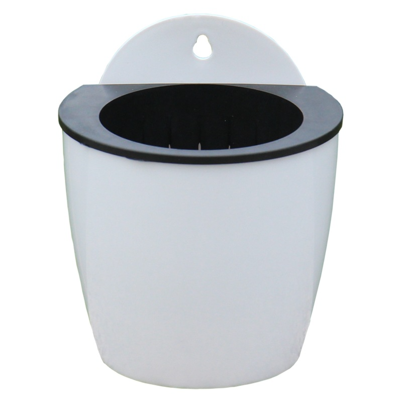 Moderne witte hangende plantenbak met zelfirrigatie voor binnen en buiten, ruimtebesparend en decoratief.