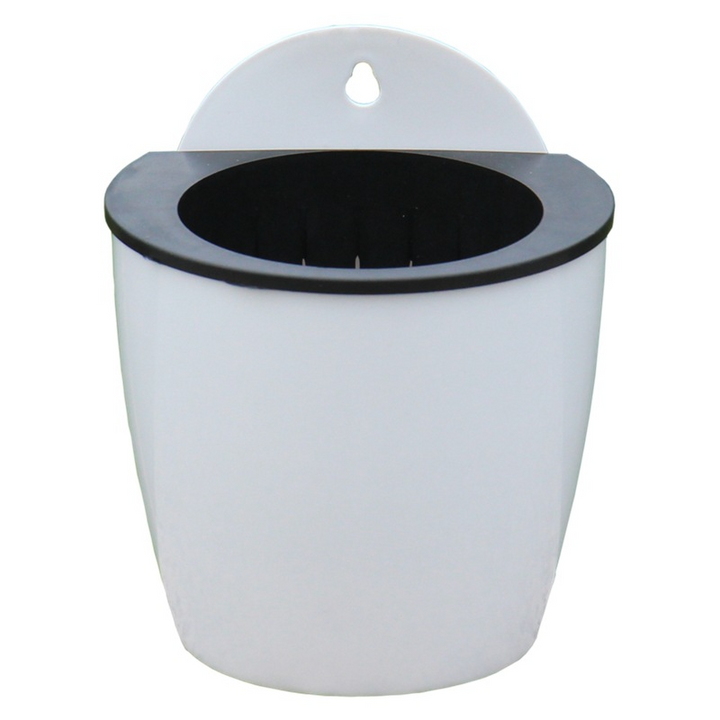 Moderne witte hangende plantenbak met zelfirrigatie voor binnen en buiten, ruimtebesparend en decoratief.