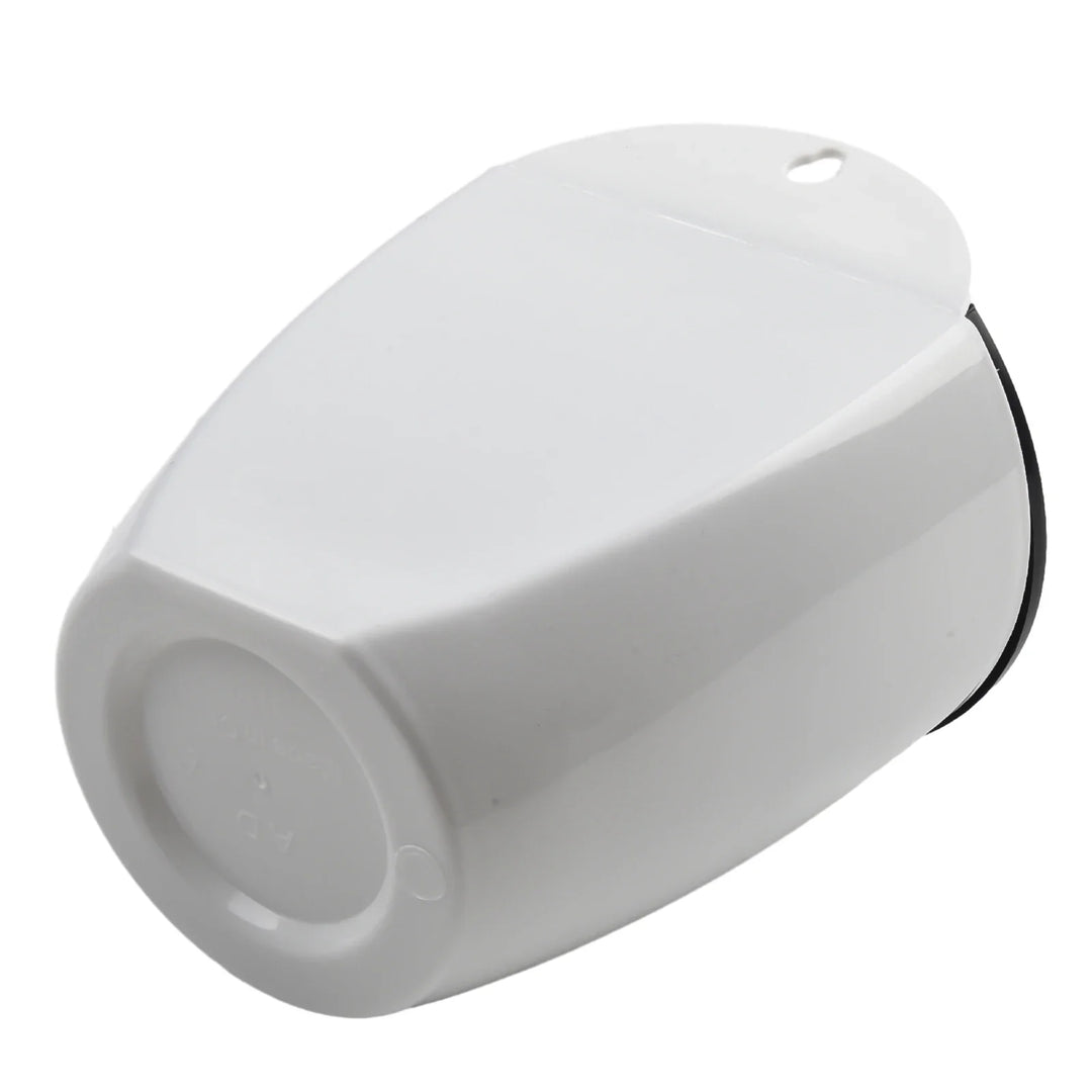 Moderne witte hangende plantenbak met zelfirrigatie voor binnen en buiten, ruimtebesparend en decoratief.