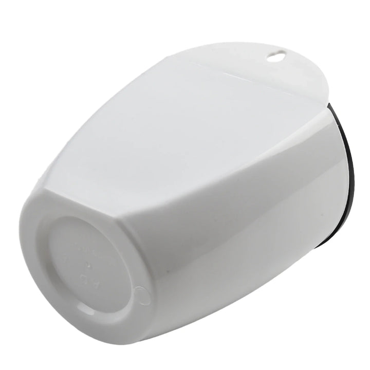 Moderne witte hangende plantenbak met zelfirrigatie voor binnen en buiten, ruimtebesparend en decoratief.