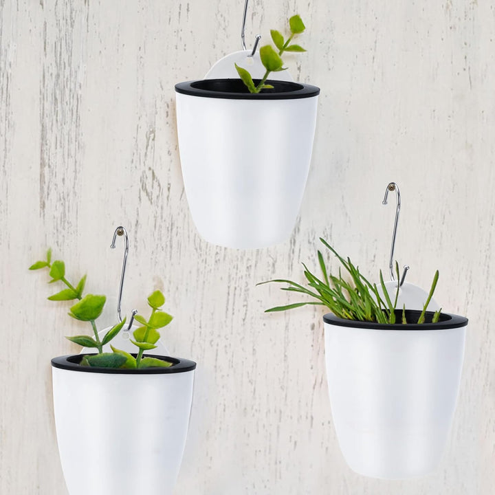 Moderne witte hangende plantenbak met zelfirrigatie voor binnen en buiten, ruimtebesparend en decoratief.