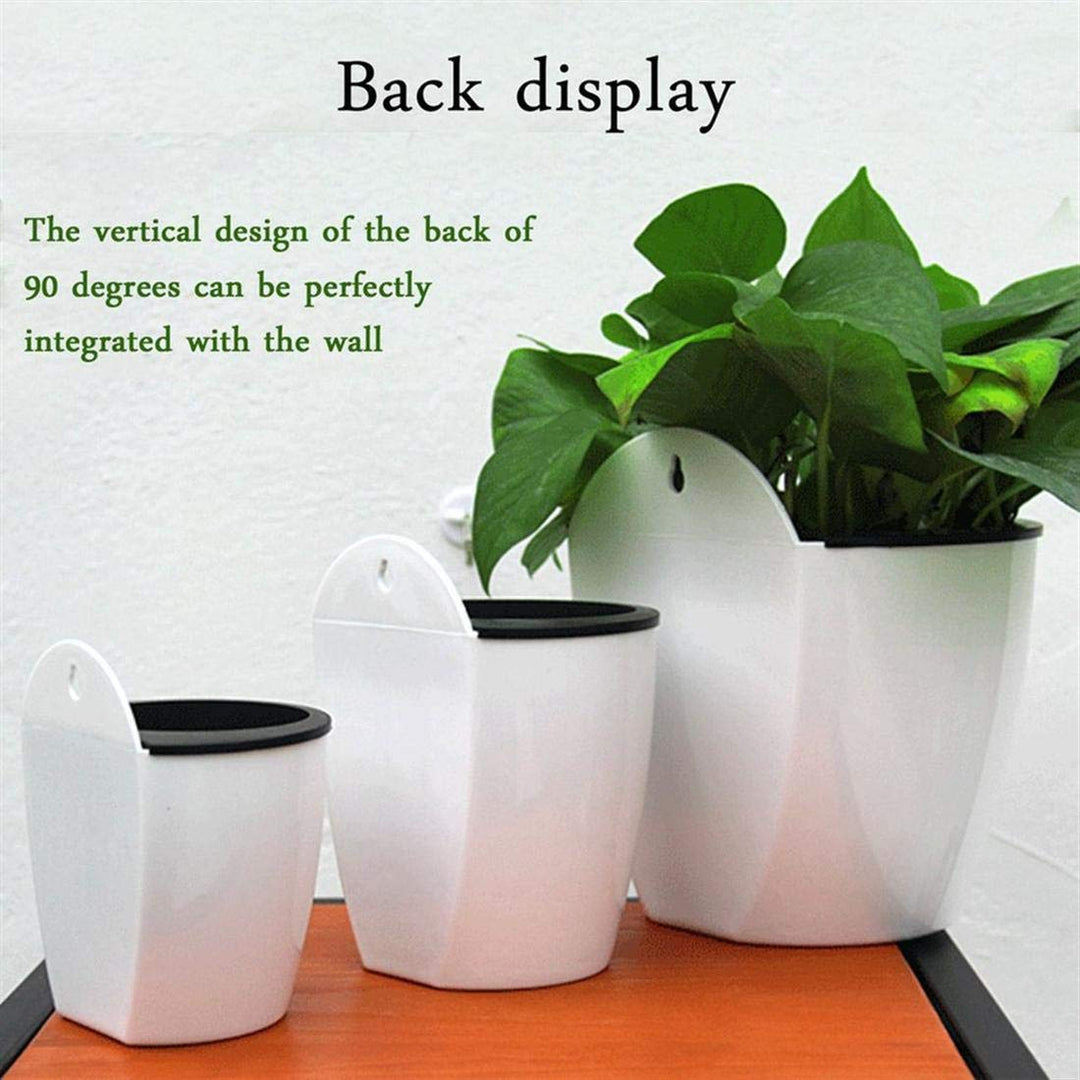 Moderne witte hangende plantenbak met zelfirrigatie voor binnen en buiten, ruimtebesparend en decoratief.