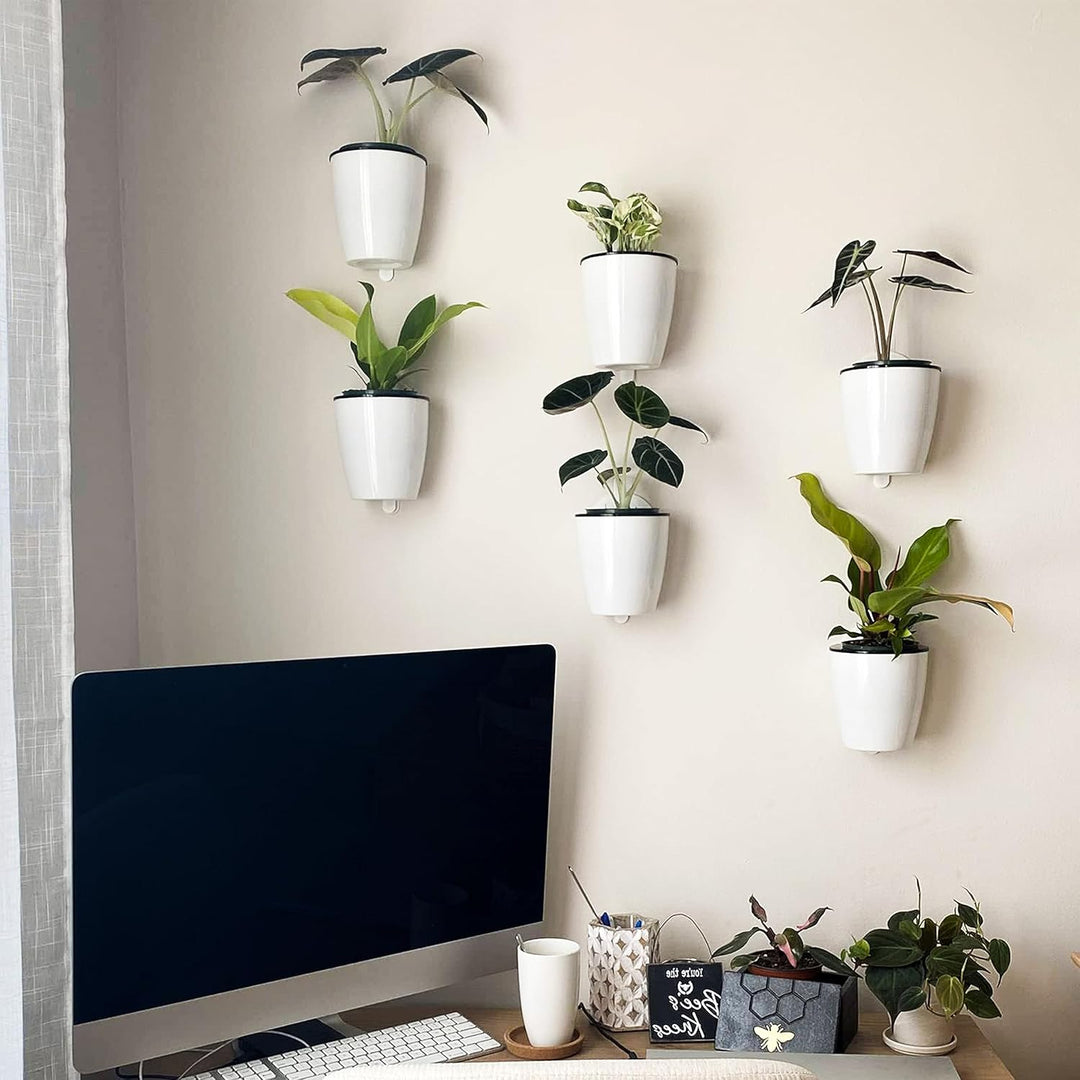 Moderne witte hangende plantenbak met zelfirrigatie voor binnen en buiten, ruimtebesparend en decoratief.
