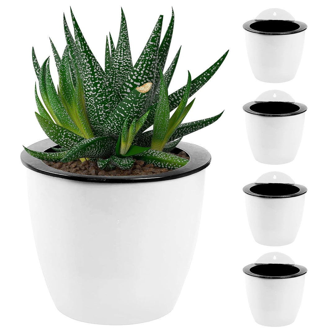 Moderne witte hangende plantenbak met zelfirrigatie voor binnen en buiten, ruimtebesparend en decoratief.