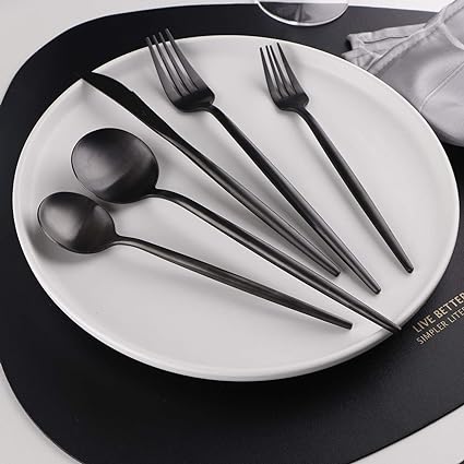 Modern bestekset van roestvrij staal in matzwart, minimalistisch design, elegant, voor tijdloze elegantie aan tafel.