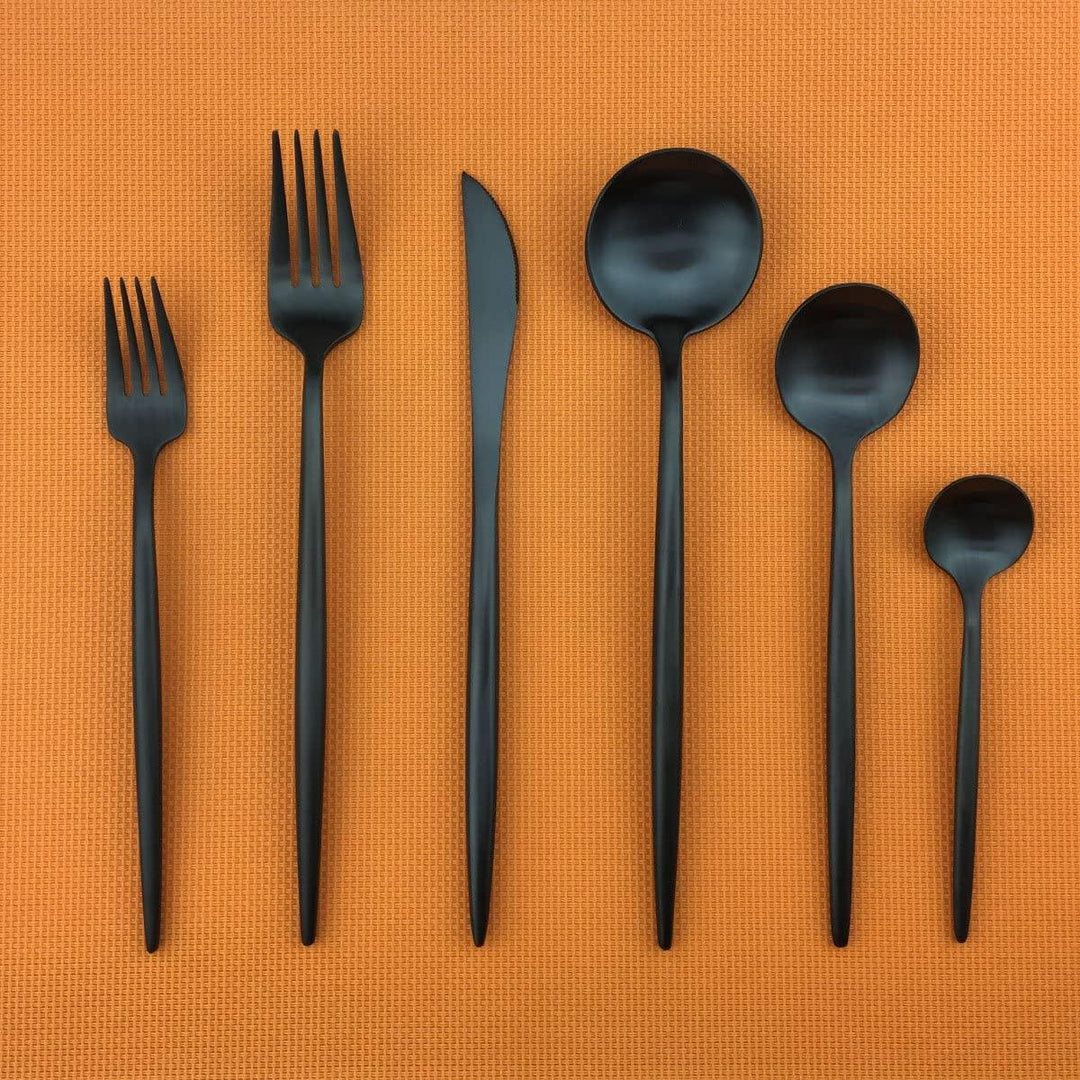 Modern bestekset van roestvrij staal in matzwart, minimalistisch design, elegant, voor tijdloze elegantie aan tafel.