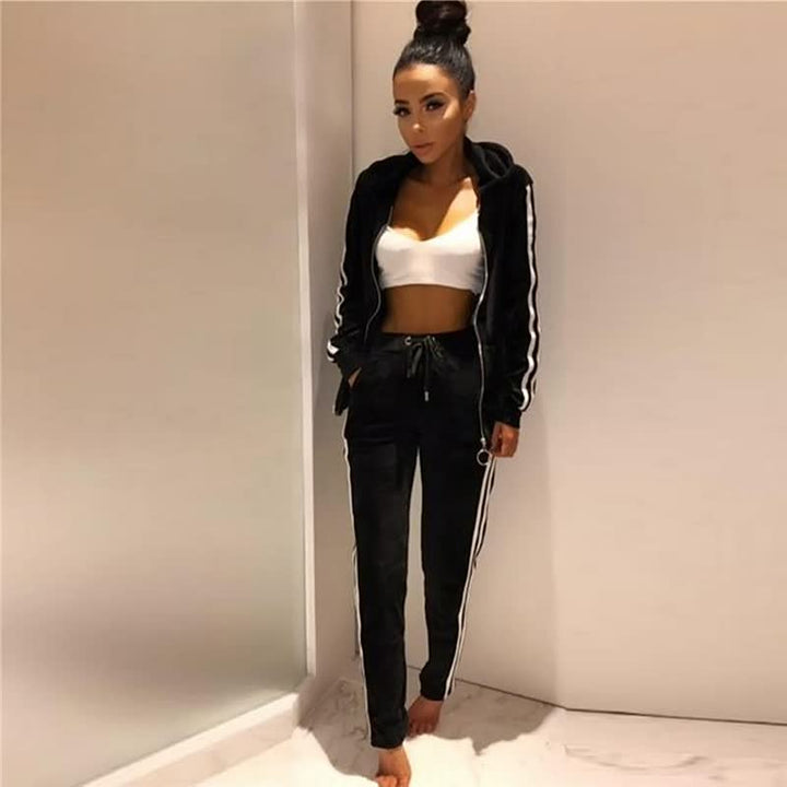 Modieus dames joggingpak ComfySweats in zacht grijs, perfect voor comfort en stijlvolle vrije tijd.