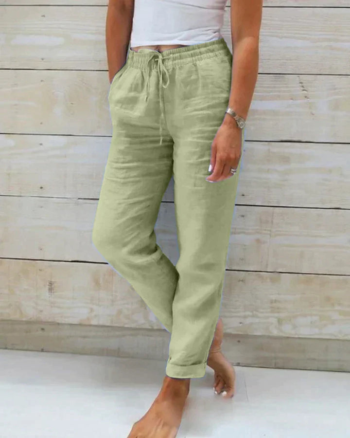Modieuze casual damesbroek voor zomer. Comfortabel en veelzijdig voor dagelijks gebruik. Stijlvol en lichtgewicht.