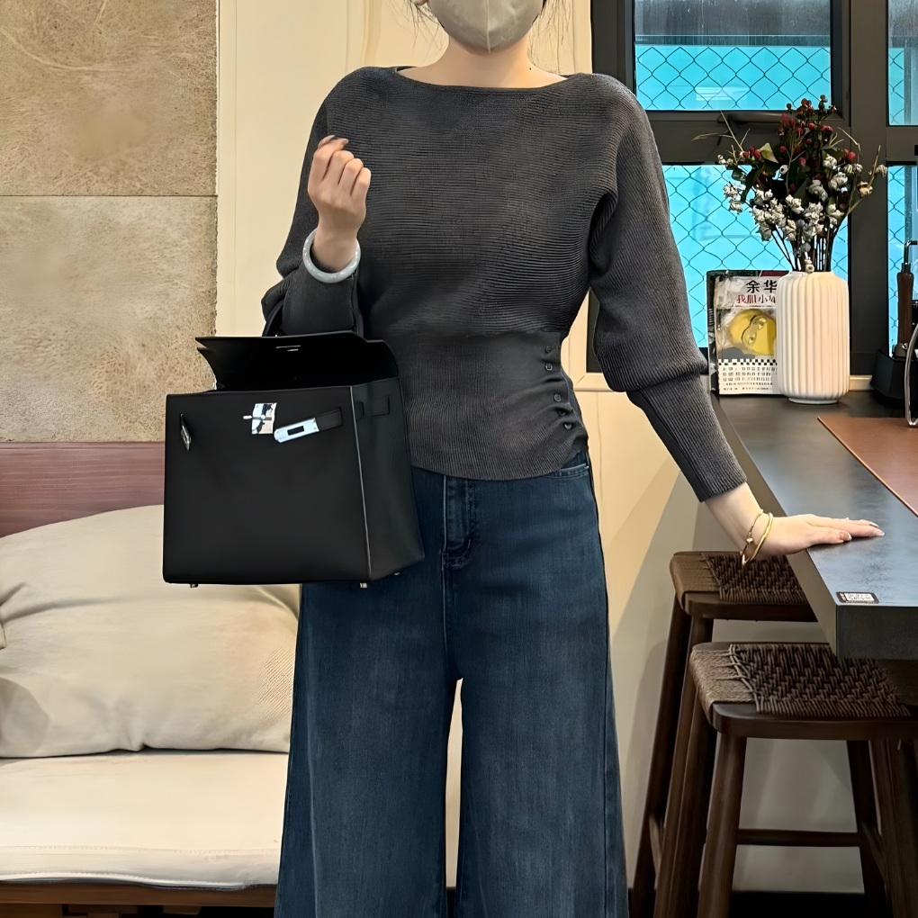 Elegante vrouwen off-shoulder trui met unieke vleermuismouwen, gebreid en modieus voor herfst- en winterlooks.