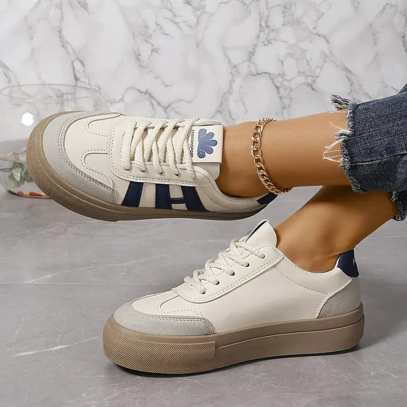 Trendy blauwe dames plateau sneakers Talia met chunky zool, ideaal voor een casual look.