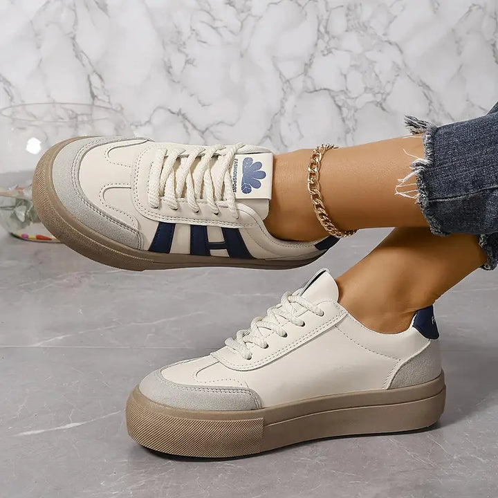 Trendy blauwe dames plateau sneakers Talia met chunky zool, ideaal voor een casual look.