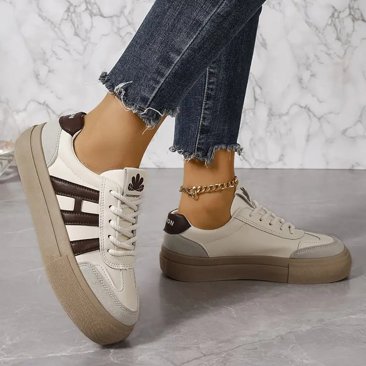 Stijlvolle dames plateau sneakers Talia met chunky zool, biedt extra lengte en comfort.