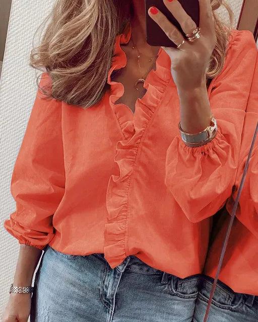 Dames V-hals blouse met ruches en lange mouwen. Modieuze elegante top met knoopsluiting voor vrouwenmode.