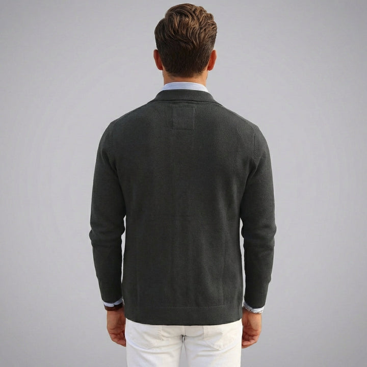 Detail van de stijlvolle klepzakken op een comfortabele herenblazer, perfect voor elke gelegenheid.