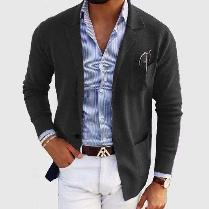 Man draagt een veelzijdige herenblazer met jeans voor een relaxte en modieuze casual uitstraling.