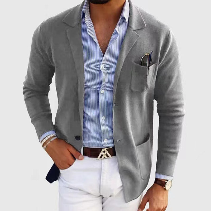 Veelzijdige herenblazer met casual klepzakken, een essentieel kledingstuk voor de moderne man.