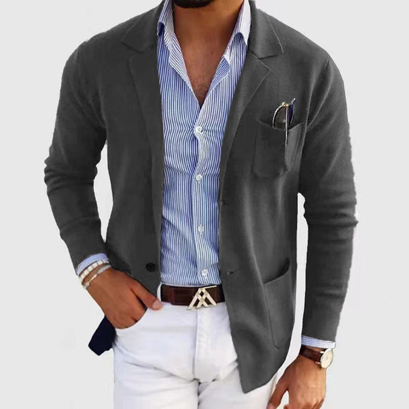 Achterkant van een comfortabele herenblazer, toont de pasvorm en het stijlvolle design van herenmode.