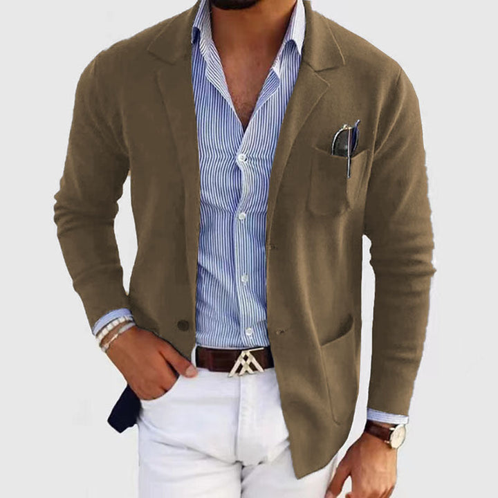 Zijaanzicht van een modieuze herenblazer met klepzakken, geschikt voor diverse smart casual outfits.