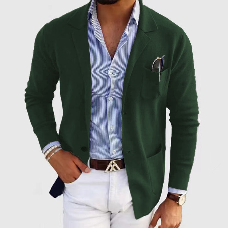 Herenblazer gecombineerd met T-shirt en chino, benadrukt de casual en veelzijdige draagbaarheid.