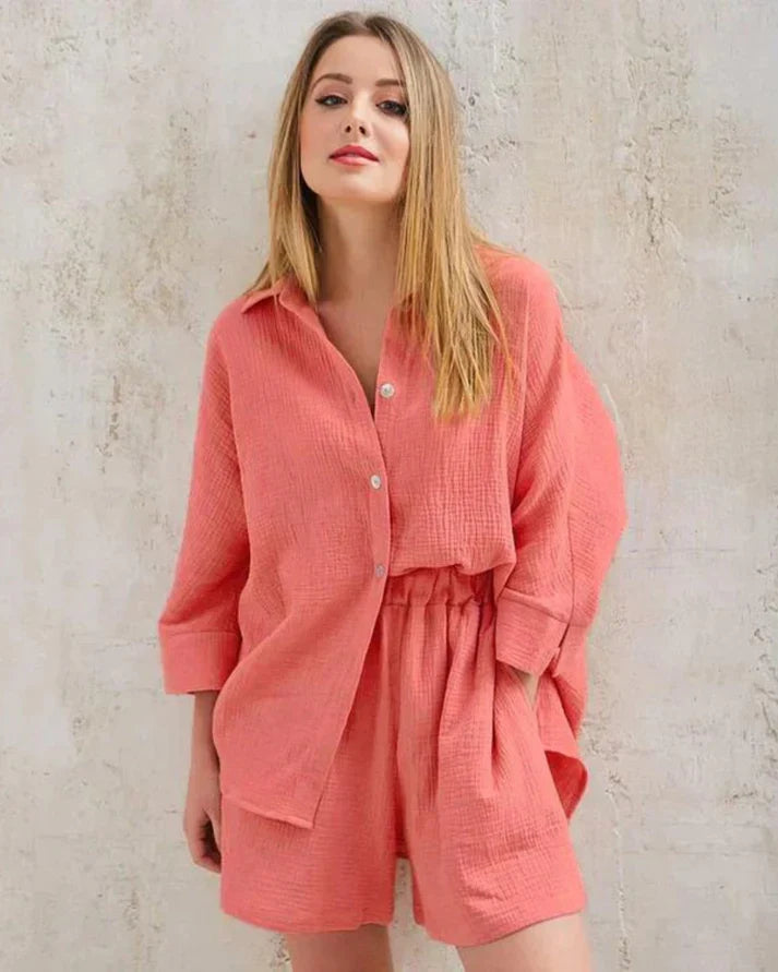 Modieuze tweedelige dames zomer outfit met structuurstof, comfortabel en stijlvol voor warm weer.