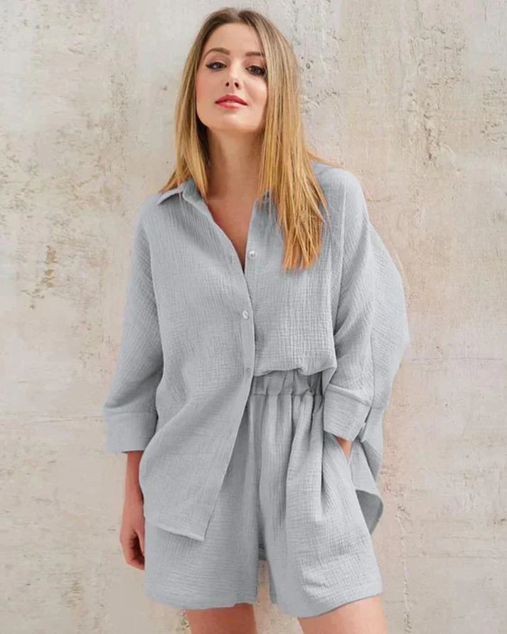 Comfortabele casual dames zomerset, tweedelig met gestructureerde top en shorts. Ideaal voor vrije tijd.