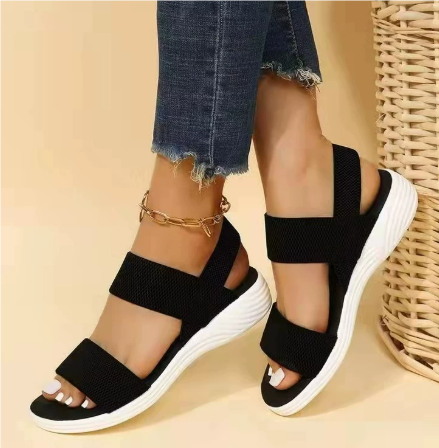 Modieuze, ademende dames sandalen in zwart met orthopedisch comfort en verstelbare pasvorm voor warme dagen.
