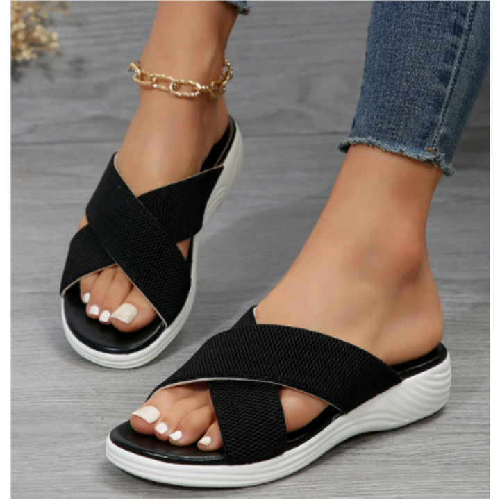 Modieuze, ademende dames sandalen in zwart met orthopedisch comfort en verstelbare pasvorm voor warme dagen.