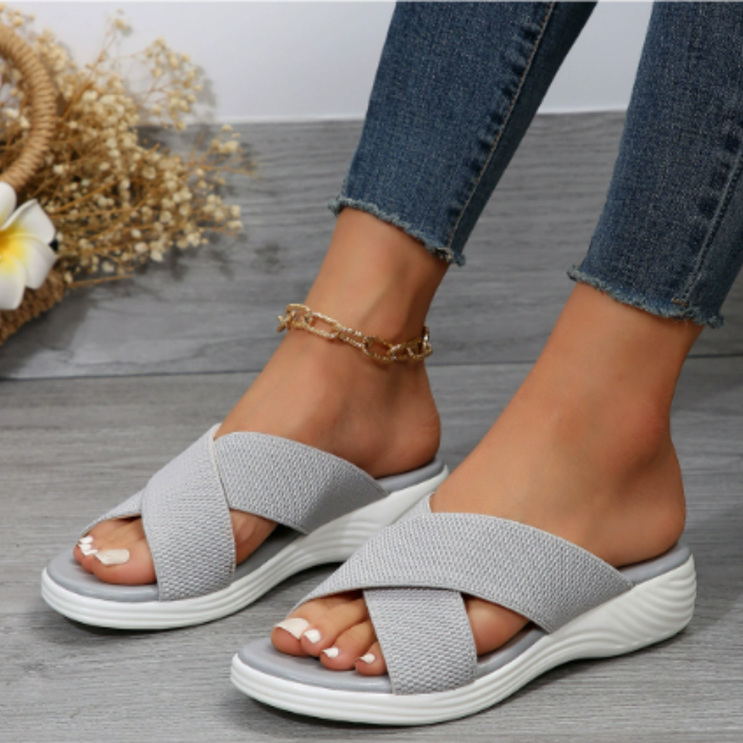 Modieuze, ademende dames sandalen in zwart met orthopedisch comfort en verstelbare pasvorm voor warme dagen.