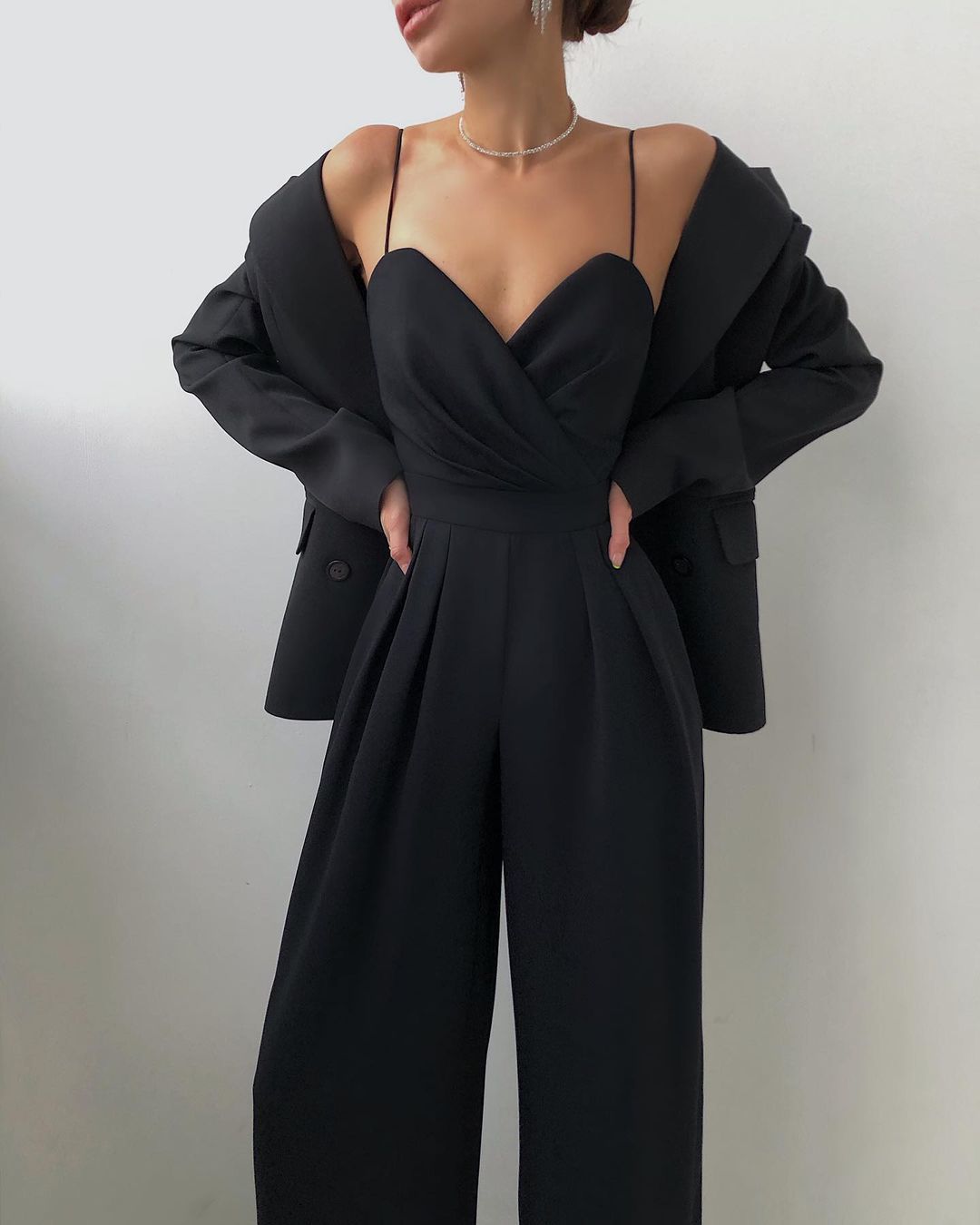 Modieuze dames jumpsuit met bandjes, wijd uitlopende pijpen, in Abrikoos, Geel, Roze, Rozerood, Zwart, Turkoois.