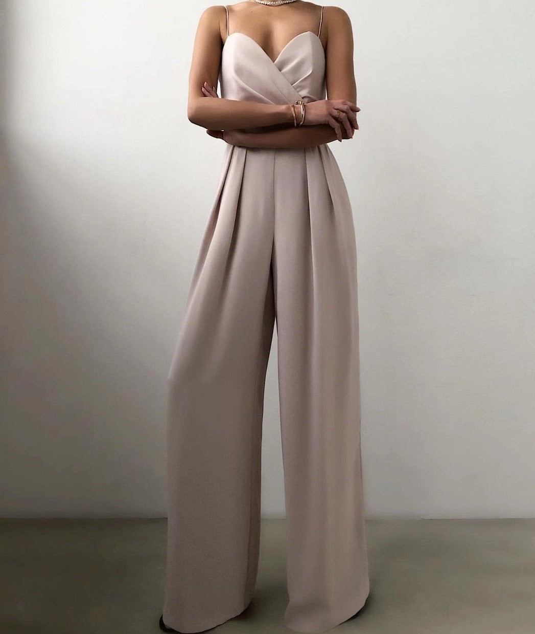 Modieuze dames jumpsuit met bandjes, wijd uitlopende pijpen, in Abrikoos, Geel, Roze, Rozerood, Zwart, Turkoois.