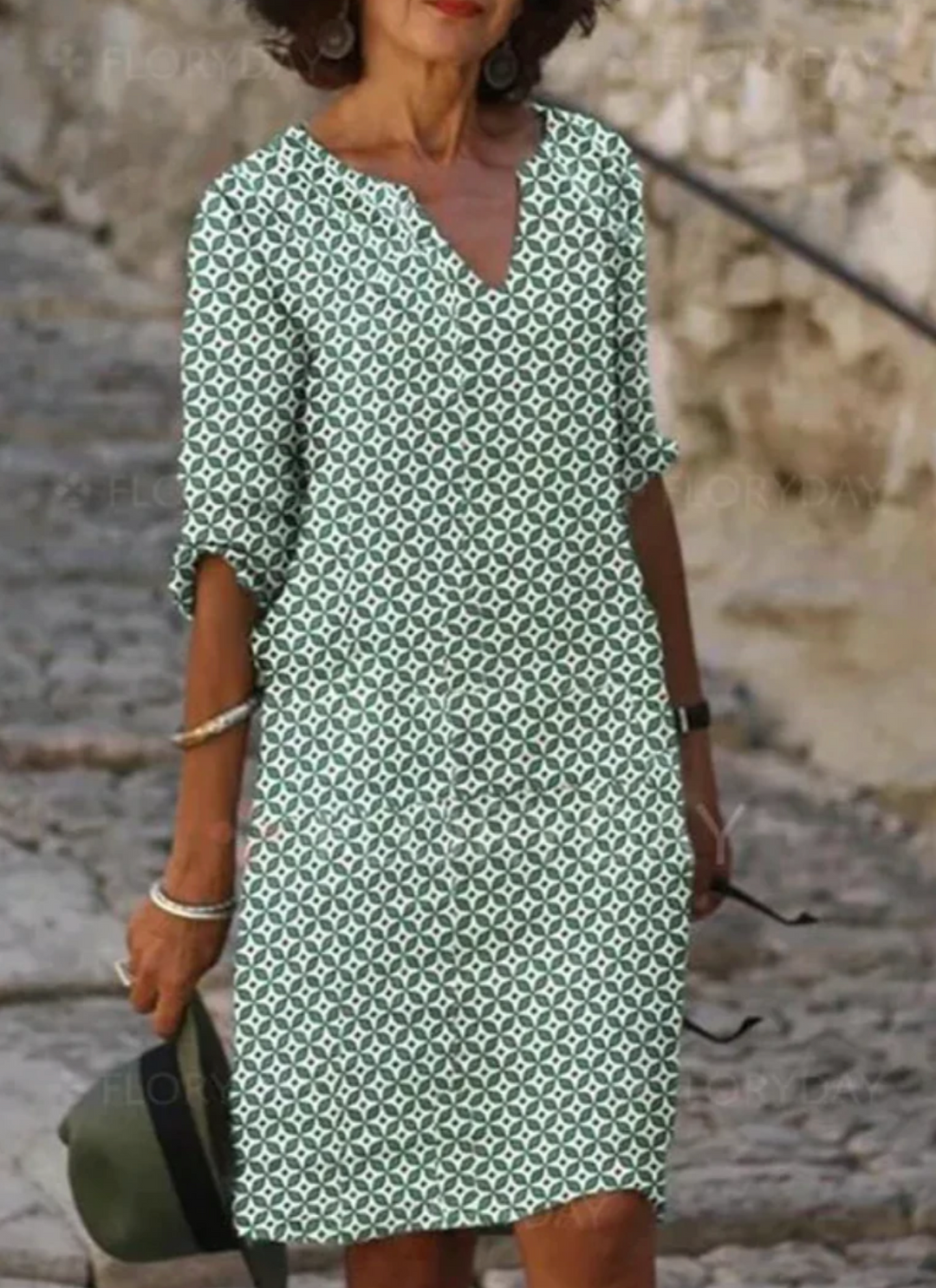 Mona zomerjurk met geometrisch patroon, V-hals, 3/4-mouwen, knielengte, vooraanzicht, elegante damesoutfit.