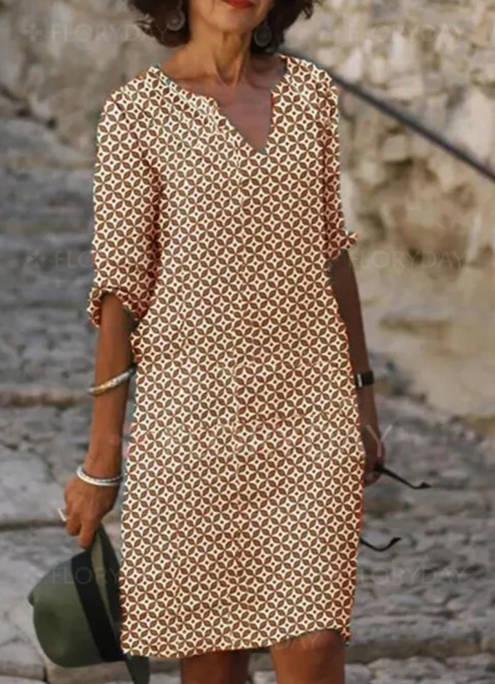 Mona zomerjurk met geometrisch patroon, V-hals, 3/4-mouwen, knielengte, vooraanzicht, elegante damesoutfit.