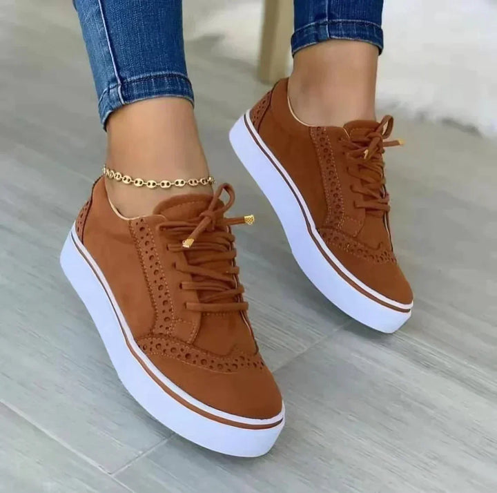Monica Dames Slip-On Wandelschoenen, beige, robuust, weerbestendig, klassiek design, ideaal voor wandelingen en vrije tijd.