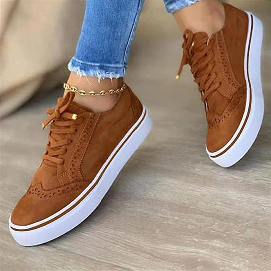 Monica Dames Slip-On Wandelschoenen, beige, robuust, weerbestendig, klassiek design, ideaal voor wandelingen en vrije tijd.