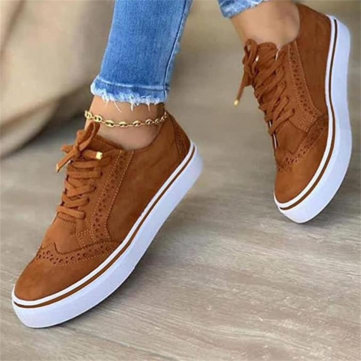 Monica Dames Slip-On Wandelschoenen, beige, robuust, weerbestendig, klassiek design, ideaal voor wandelingen en vrije tijd.