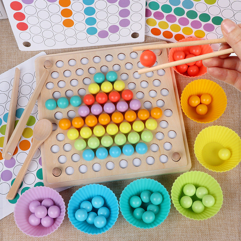 Montessori houten speelgoed voor kleurenherkenning, kleurrijke ballen en gereedschappen ter bevordering van de fijne motoriek bij kinderen.