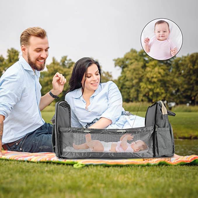 Baby luiertas uitgeklapt als wiegje, toont de comfortabele en veilige slaapplek. Ideaal voor onderweg of bezoek.