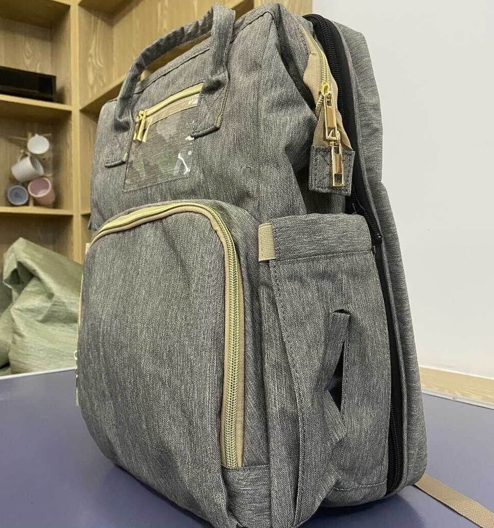 Multifunctionele luiertas rugzak comfortabel gedragen, met opvouwbaar wiegje en waterdichte stof. Handsfree gemak voor ouders.