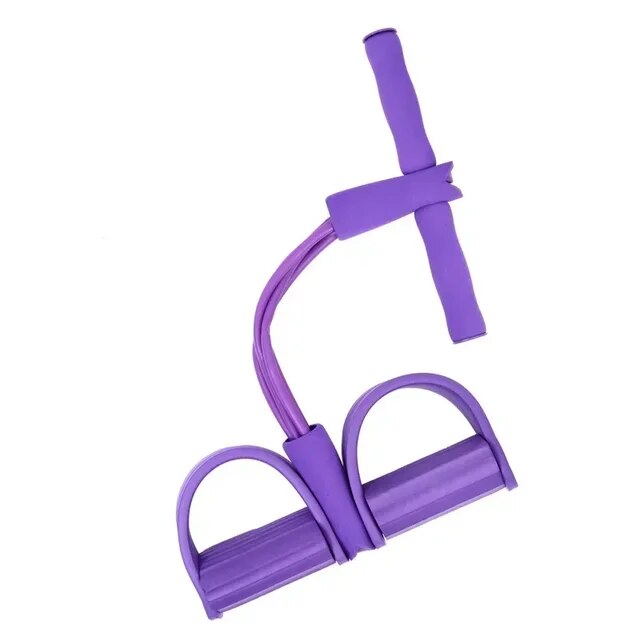 Vrouw gebruikt paarse weerstandsband voor effectieve krachttraining van de armen, full body workout.