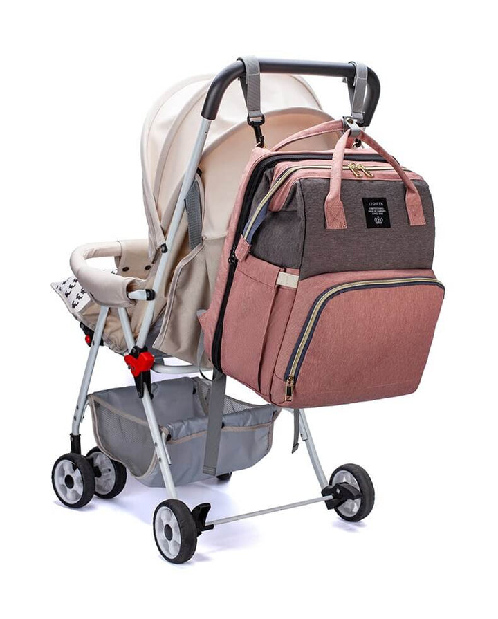 Interieur van de multifunctionele luiertas, met ruime vakken en het opgevouwen babybedje.
