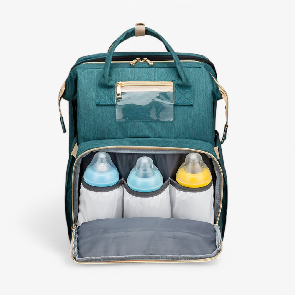 Comfortabel draagbaar babybedje geïntegreerd in de stijlvolle luiertas Noëlle, perfect voor reizende ouders.