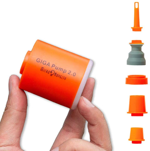 Multifunctionele draagbare luchtpomp, compact, waterbestendig, met vacuümpomp en zaklamp voor buitenactiviteiten.