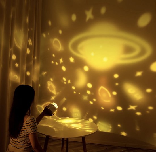 Hert droomlicht kinderlamp met sterrenprojectie, rustgevende sfeer kinderkamer.