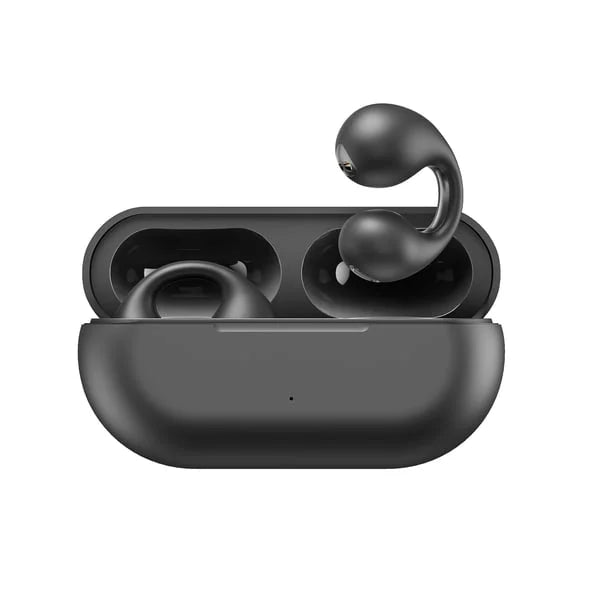 Close-up van een vrouw die draadloze, zwarte bone conduction koptelefoons draagt met zilveren oorbellen; ideaal voor sport.