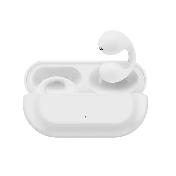 Close-up van een vrouw die draadloze, zwarte bone conduction koptelefoons draagt met zilveren oorbellen; ideaal voor sport.
