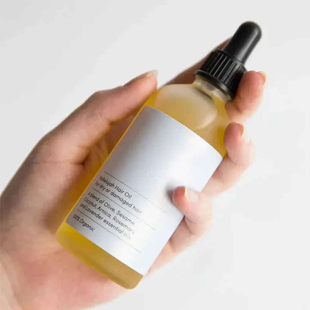 Detail van HerbGlow natuurlijke rozemarijn haargroei olie met kruiden, voor sterker, voller haar en minder haaruitval.