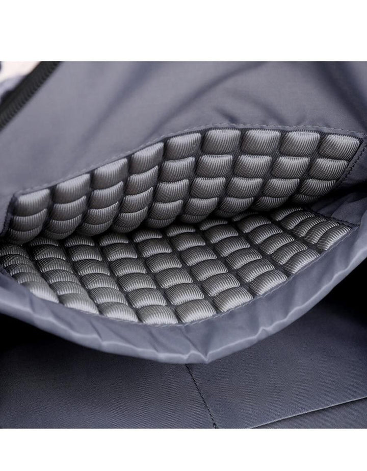 Vooraanzicht van de functionele Nexor waterdichte laptoprugzak met minimalistisch design.