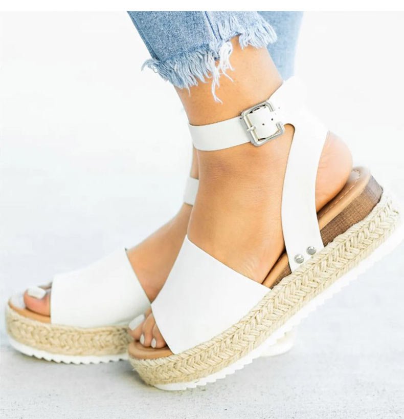 Zijaanzicht van een model dat dames open wandelsandalen draagt, met ademend ontwerp en plateauhak.