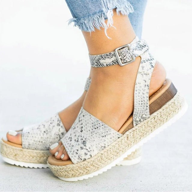Dames open wandelsandalen in detail, met ademend ontwerp, plateauhak en verstelbare bandjes, perfect voor de zomer.